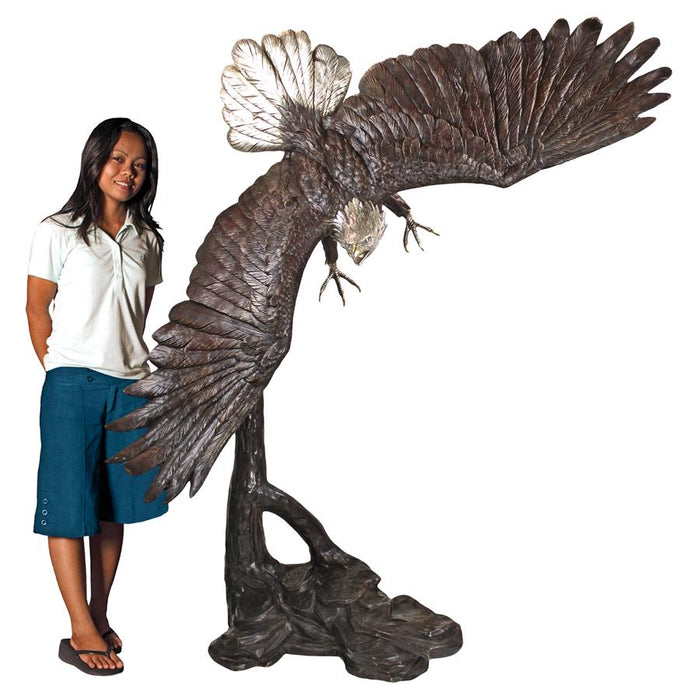Design Toscano- Final Approach Monumental Eagle Cast Bronze Garden Statue